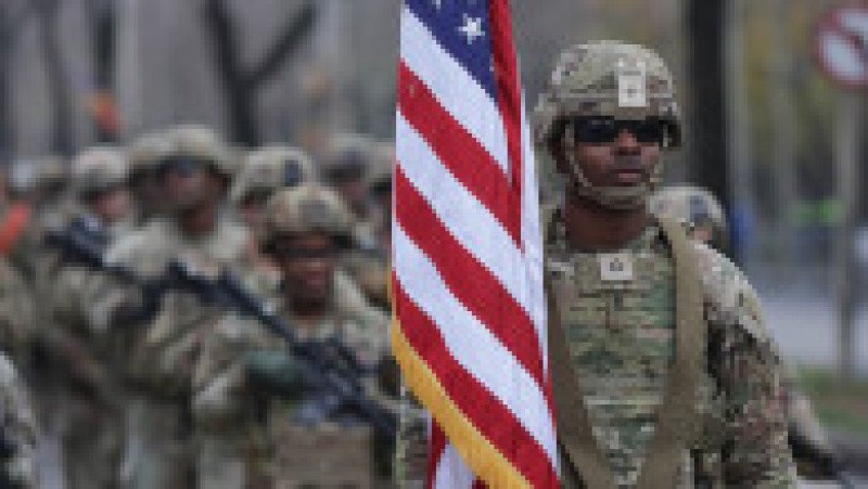 Soldați se pregătesc pentru începerea paradei militare de Ziua Națională a României, în București, 1 decembrie 2025. Foto: Inquam Photos/ George Călin | Poza 16 din 24