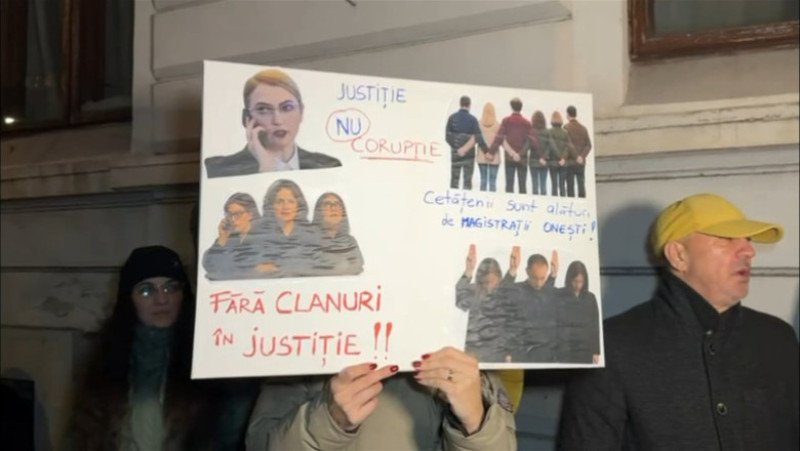 Protestatari adunați în centrul Craiovei, la manifestația pentru independența justiției, în cea de a patra zi de proteste organizate în mai multe orașe din țară. Foto: Digi24