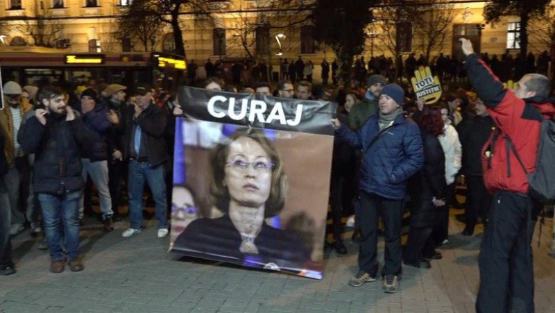 Manifestanți scandează lozinci și ridică pancarte în timpul protestului pentru o justiție corectă, desfășurat la Cluj-Napoca. Foto: Digi24