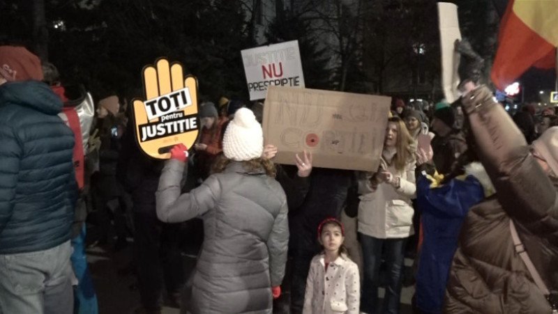 Mai multe persoane protestează în fața Tribunalului Brașov, în cadrul manifestațiilor pentru o justiție corectă și independentă. Foto: Digi24