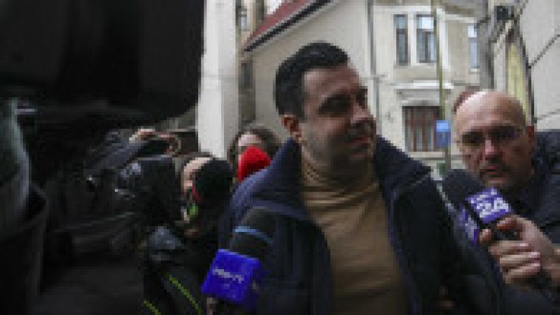 Fostul ministru al transporturilor, Razvan Cuc, este adus la sediul DNA, in Bucuresti, 16 decembrie 2025. Foto: Inquam Photos / Octav Ganea | Poza 2 din 7