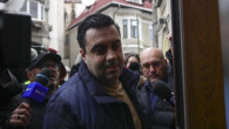 Fostul ministru al transporturilor, Razvan Cuc, este adus la sediul DNA, in Bucuresti, 16 decembrie 2025. Foto: Inquam Photos / Octav Ganea | Poza 6 din 7