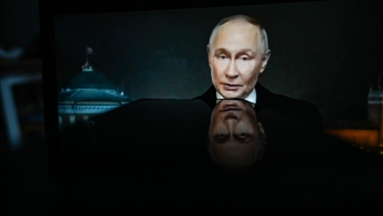 vladimir-putin-le-a-vorbit-rusilor-la-miezul-noptii.-dictatorul-rus-si-a-inceput-discursul-spunand:-„simtim-trecerea-timpului”