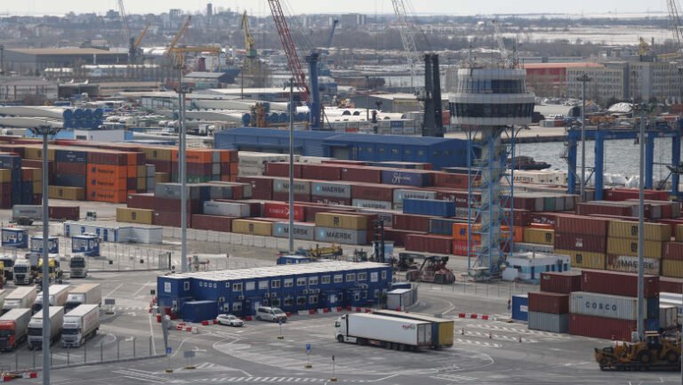 doi-morti-in-portul-constanta,-dupa-ce-anvelopa-unui-utilaj-a-explodat