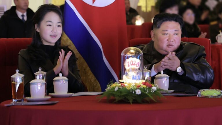 fiica-lui-kim-jong-un,-fotografiata-alaturi-de-tatal-sau-la-festivitatile-de-anul-nou.-imaginile-publicate-de-presa-nord-coreeana