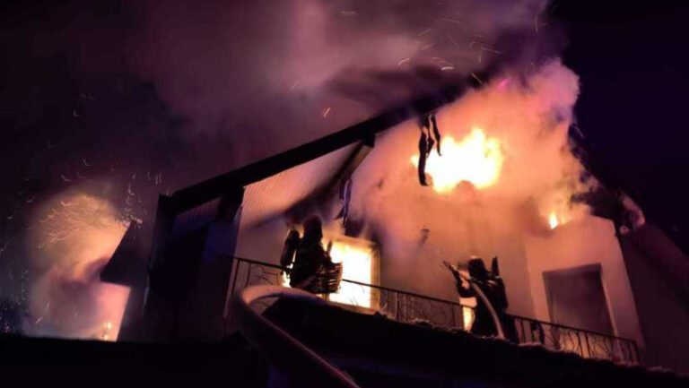 pompierii,-misiune-de-revelion-pentru-stingerea-unor-incendii.-cel-mai-grav,-intr-un-apartament-in-sectorul-6-al-capitalei:-sase-raniti