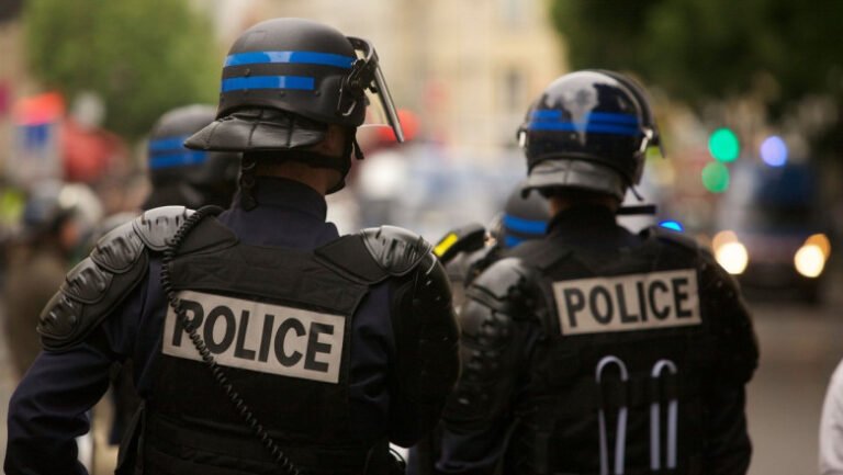 haos-pe-strazile-din-franta-in-noaptea-de-revelion:-peste-1.000-de-masini-incendiate-si-500-de-persoane-au-fost-retinute