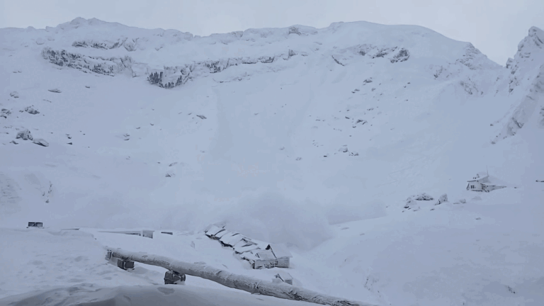 avalansa-de-mari-dimensiuni-in-muntii-fagaras,-declansata-de-doi-schiori-in-zona-balea-lac.-recomandarile-salvamont