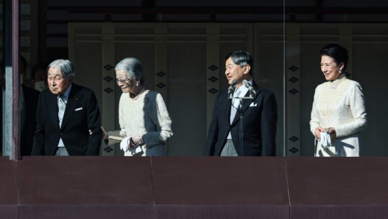 un-tanar-s-a-dezbracat-complet-in-fata-imparatului-japoniei-in-timpul-discursului-de-anul-nou