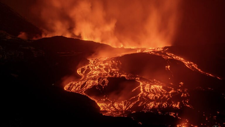 imagini-spectaculoase-din-timpul-eruptiei-vulcanului-etna