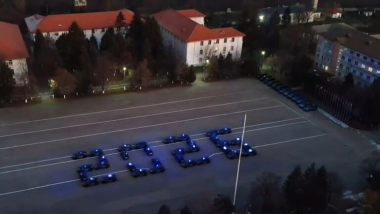 imagini-spectaculoase-cu-masini:-modul-inedit-prin-care-ministerul-afacerilor-interne-si-jandarmeria-romana-au-urat-„la-multi-ani!”