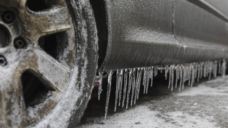 ploaie-inghetata-pe-drumuri-in-oltenia.-avertismentul-cnair-pentru-soferi:-„risc-ridicat-de-derapaje,-chiar-si-la-viteze-mici”