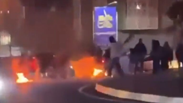 criza-economica-din-iran-scoate-oamenii-in-strada-pentru-a-sasea-zi-la-rand.-protestatarii-striga:-„moarte-dictatorului”