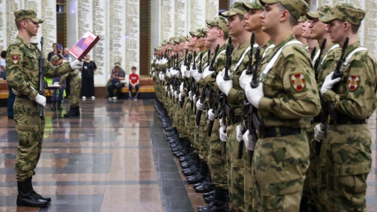 ce-se-schimba-in-rusia-in-2026.-recrutare-militara-pe-tot-parcursul-anului,-impozite-mai-mari-si-supraveghere-ai