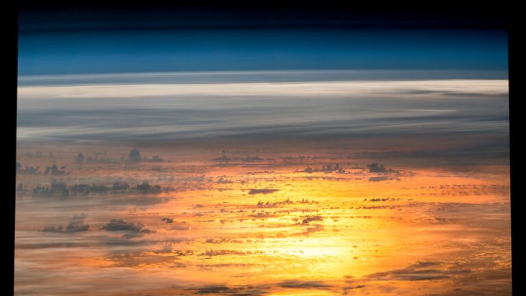 cand-va-fi-cel-mai-spectaculos-apus-de-soare-din-acest-an.-astronomul-adrian-sonka:-„soarele-apune-in-timpul-unei-eclipse”