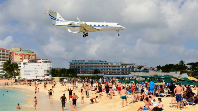 companiile-aeriene-suspenda-sute-de-zboruri-in-caraibe-dupa-atacurile-sua-in-venezuela