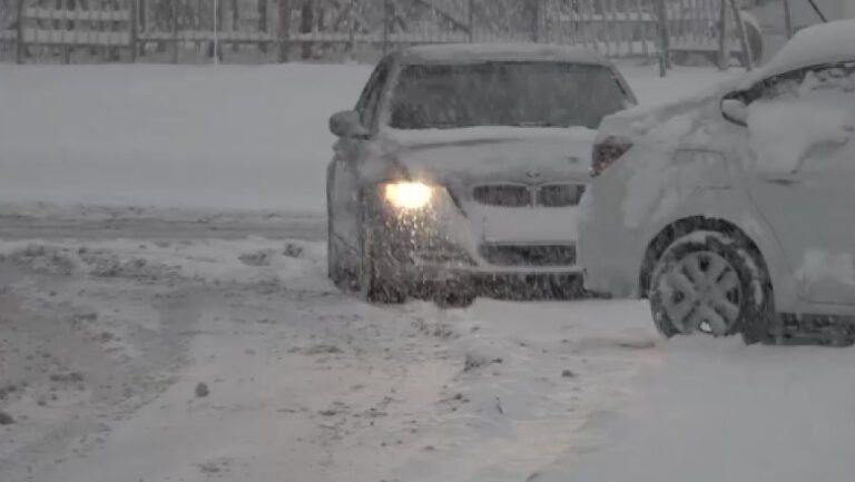 haos-pe-sosele-din-cauza-zapezii,-drumuri-blocate-in-statiunile-de-la-munte.-ninge-abundent-in-14-judete