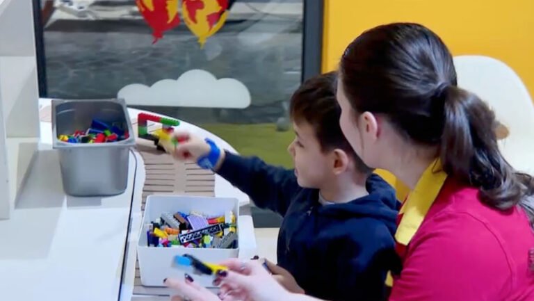 povestile-oamenilor-din-spatele-educatiei-prin-joaca.-„in-fiecare-zi-primesc-cel-putin-o-mie-si-ceva-de-imbratisari”