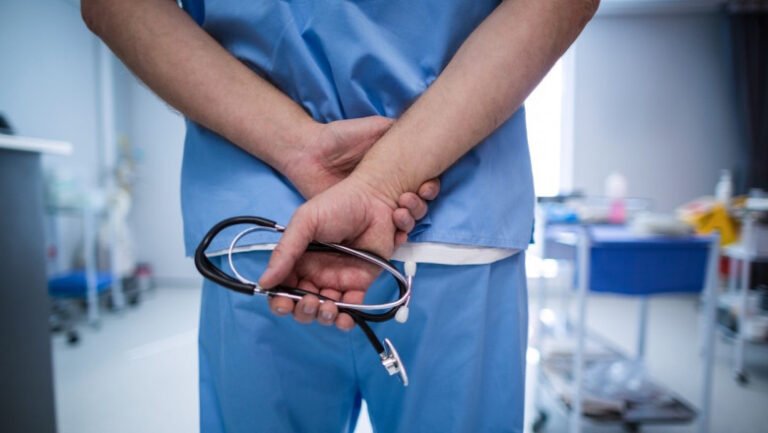 scandalul-garzilor-de-la-constanta.-reactia-sanitas:-„sunt-platite-la-nivelul-anului-2018-si-turele-depasesc-si-32-de-ore”