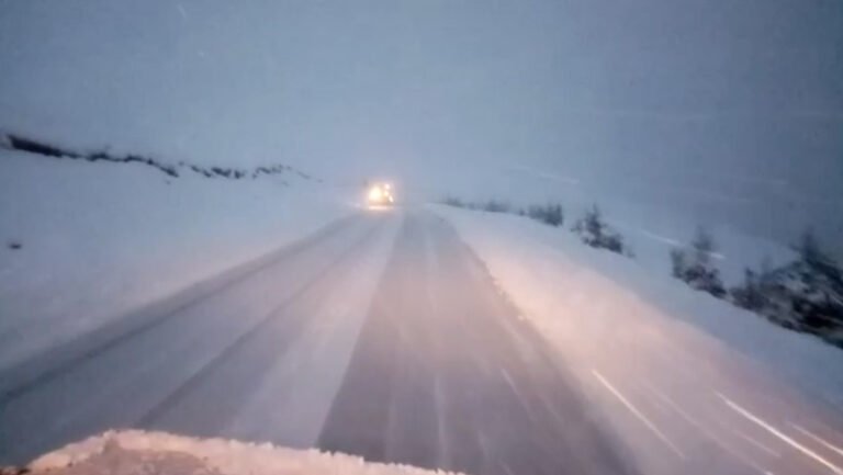 avertizare-infotrafic:-se-circula-in-conditii-de-iarna-in-mai-multe-judete.-unde-se-inregistreza-ninsori