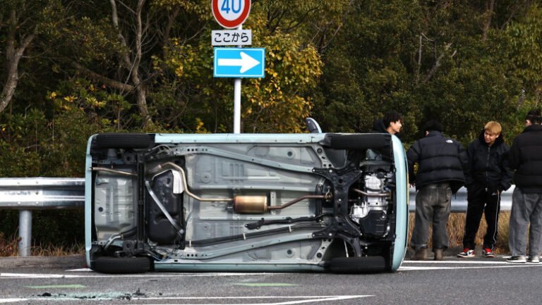 coliziune-in-lant-in-japonia-dupa-ce-frunze-de-ceai-au-zburat-dintr-un-camion
