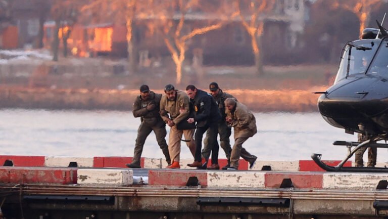 maduro-a-fost-dus-cu-elicopterul-in-fata-instantei.-a-fost-pazit-de-soldati-cu-mitraliere