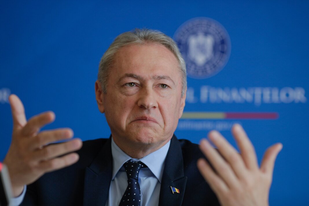 imagini-inedite-cu-fostul-sef-anaf.-lucian-heius-a-facut-baie-in-zapada,-la-bustul-gol:-„dupa-doua-zile-fara-energie-electrica”