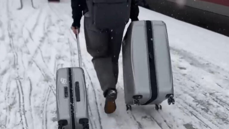 sute-de-zboruri-anulate,-trenuri-oprite-si-camioane-blocate:-zapada-perturba-transporturile-in-franta,-marea-britanie-si-olanda