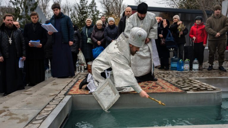 traditii-de-boboteaza-2026-ce-nu-au-voie-credinciosii-sa-faca-dupa-slujba-de-sfintire-a-apei.-ce-simbolizeaza-aruncarea-crucii