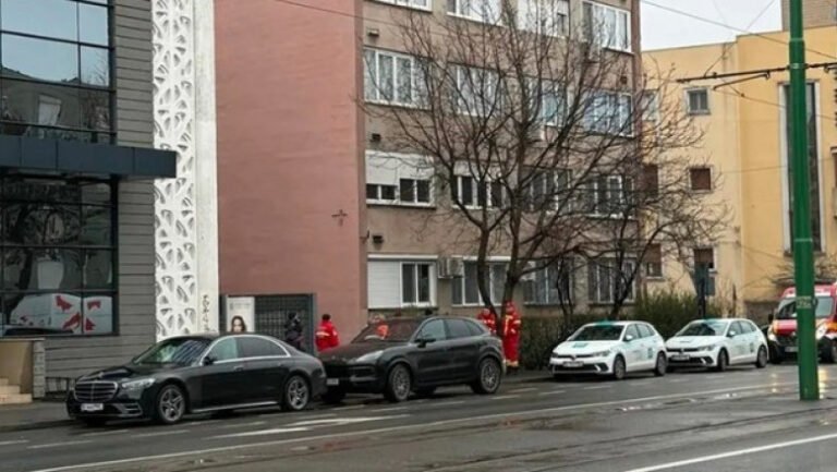 doi-barbati-au-murit-dupa-ce-s-ar-fi-aruncat-de-pe-un-bloc-cu-10-etaje-din-arad.-politia-a-deschis-o-ancheta