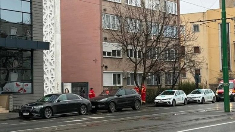 doi-barbati-au-murit-dupa-ce-s-ar-fi-aruncat-de-pe-un-bloc-cu-10-etaje-din-arad.-politia-a-deschis-o-ancheta doi-barbati-au-murit-dupa-ce-s-ar-fi-aruncat-de-pe-un-bloc-cu-10-etaje-din-arad.-politia-a-deschis-o-ancheta