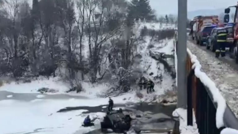 o-masina-cu-4-copii-si-2-adulti-s-a-rasturnat-in-albia-raului-bistrita.-interventie-in-forta-pentu-salvarea-victimelor