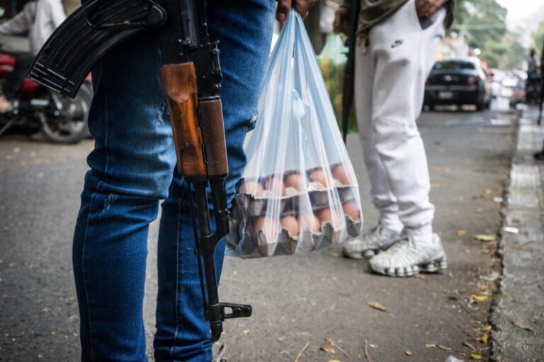 „este-inspaimantator-sunt-civili-inarmati”.-regimul-din-venezuela-isi-impune-autoritatea-cu-militii-armate