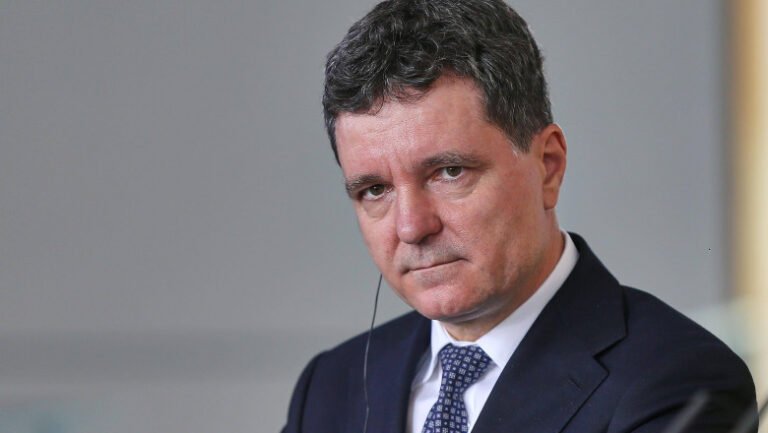 nicusor-dan,-blocat-pe-aeroportul-din-paris.-avionul-nu-poate-decola-din-cauza-vremii