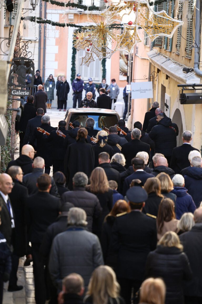 funeraliile-lui-brigitte-bardot:-mireille-mathieu-a-cantat-a-cappella.-omagiul-adus-de-gypsy-kings-la-finalul-ceremoniei