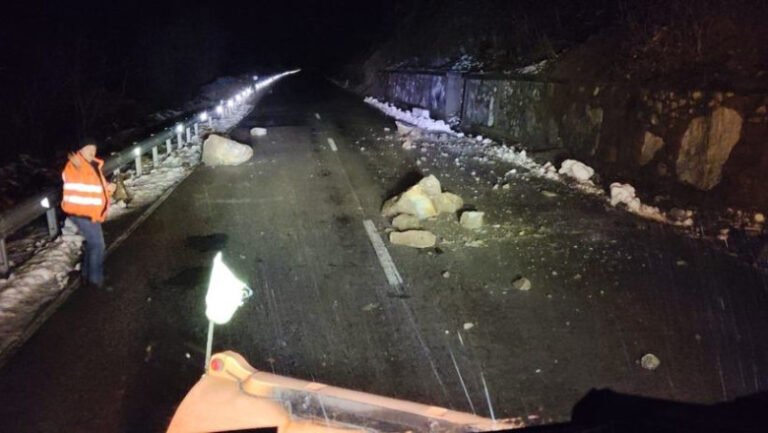 caderi-de-pietre-pe-dn-57.-intervin-echipaje-ale-directiei-regionale-de-drumuri-si-poduri-craiova