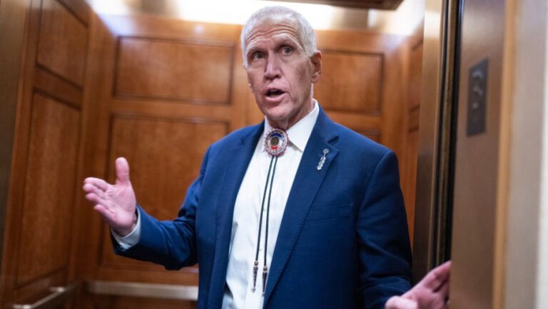 „m-am-saturat-de-prostie”.-un-senator-republican-critica-declaratiile-despre-groenlanda-ale-lui-stephen-miller,-consilier-al-lui-trump