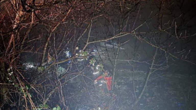 o-femeie-a-cazut-cu-masina-in-jiu.-ampla-interventie-pentru-scoaterea-victimei-si-a-masinii