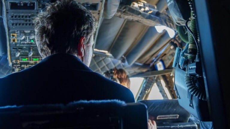 aeronava-spartan,-care-l-a-adus-pe-nicusor-dan-la-bucuresti,-escortata-deasupra-elvetiei-de-doua-avioane-f-18.-reactia-presedintelui