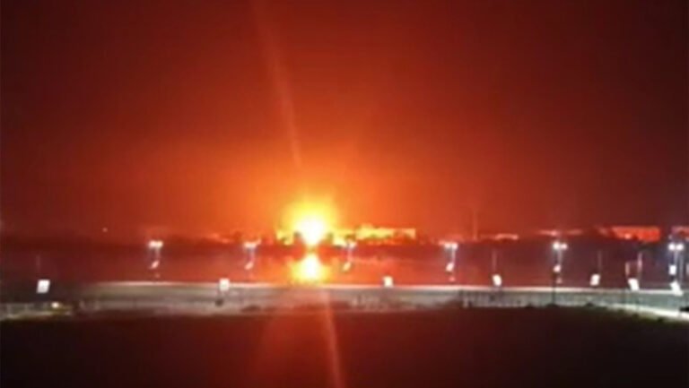 rusia-a-atacat-doua-porturi-ucrainene-la-marea-neagra:-un-mort-si-8-raniti.-reactii-de-la-kiev