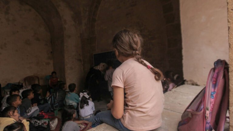 copiii-din-gaza-se-intorc-la-scoala-dupa-doi-ani-de-razboi,-in-sali-de-clasa-improvizate,-unde-se-predau-doar-patru-materii 