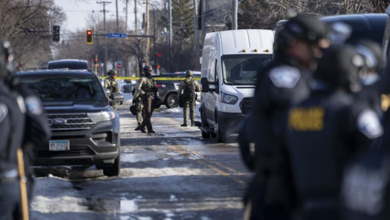 reactia-lui-trump,-dupa-ce-o-femeie-a-fost-impuscata-mortal-de-politia-de-imigrare-in-minneapolis:-„a-tras-in-legitima-aparare”