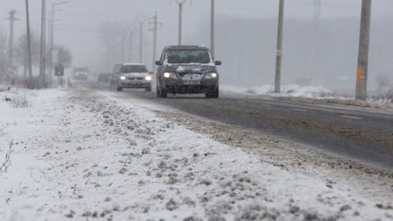ninsorile-dau-peste-cap-transportul.-trafic-rutier-dificil-pe-drumurile-din-tara-si-intarzieri-de-peste-patru-ore-pe-calea-ferata