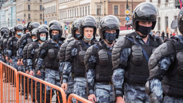 politia-rusa-a-intrerupt-un-concert-punk-la-moscova-si-i-a-batut-pe-spectatorii-care-urmareau-canale-ucrainene-pe-telegram