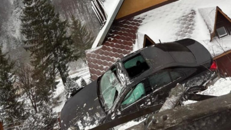 accident-spectaculos-la-predeal:-o-masina-a-iesit-de-pe-drum-si-a-ramas-blocata-pe-acoperisul-unei-pensiuni