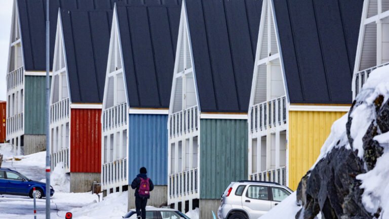 cum-vor-sua-sa-i-„cumpere”-pe-groenlandezi:-plati-de-pana-la-100.000-de-dolari-de-persoana-pentru-separarea-de-danemarca-(reuters)