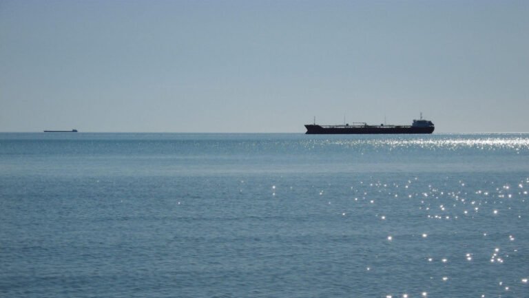 petroliere-din-„flota-fantoma”-a-rusiei,-sub-sanctiuni-americane,-surprinse-in-canalul-manecii