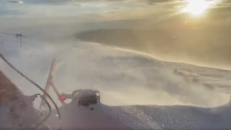 cum-vede-prin-parbriz-soferul-unei-autofreze-de-deszapezire-care-actioneaza-in-zona-ranca