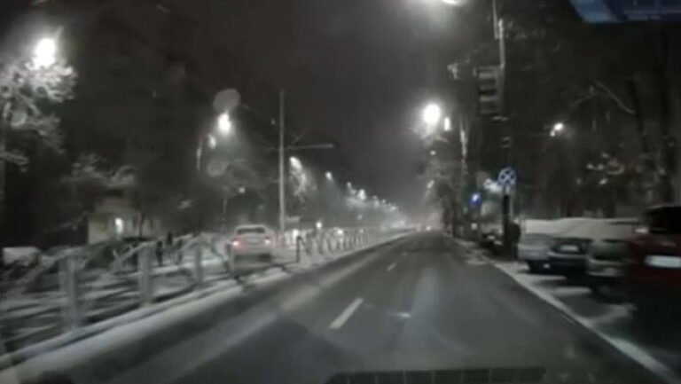 accident-surprins-de-o-camera-de-bord-in-bucuresti:-momentul-in-care-o-masina-derapeaza-si-ajunge-pe-linia-de-tramvai