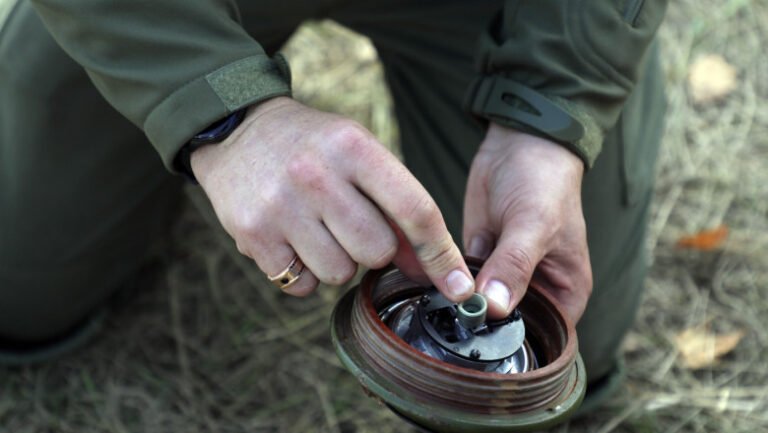 scandal-in-ucraina:-70-de-milioane-de-dolari-furati-de-o-companie-de-tehnica-militara-care-a-fabricat-mine-care-nu-explodeaza